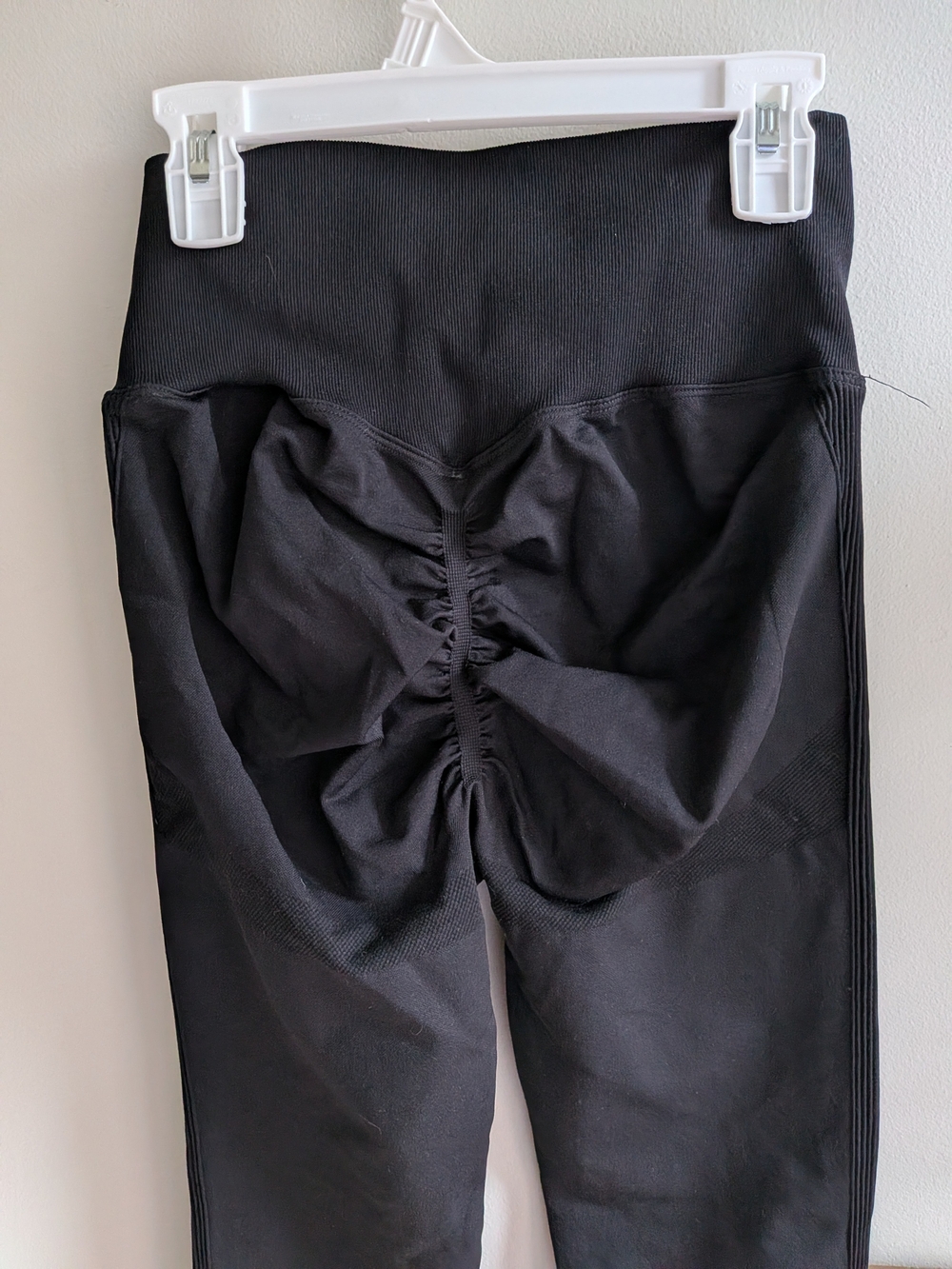 Women's High-Rise Black Scrunch-Back Contour Leggings